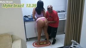 vitoria beatriz na cozinha fazendo almoco eu nao resistir ver aquelo rabo virado pra me e fudi aquelo cu gostoso