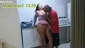 vitoria beatriz na cozinha fazendo almoco eu nao resistir ver aquelo rabo virado pra me e fudi aquelo cu gostoso