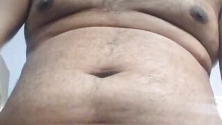 Włochaci młodzi ogierzy jeżdżą na swoich wielkich kutasach