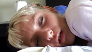 Fingering – kåt oljad lesbisk tonårsslampa onanerar