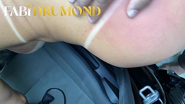 Loira milf peituda transa com negão dentro do carro sem camisinha e ganha uma gozada dentro dela