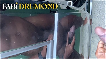 Loira milf peituda transa com negão dentro do carro sem camisinha e ganha uma gozada dentro dela