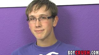 Nerdy homosexual is happy to relax and wank his mighty cock