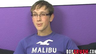 Nerdy homosexual is happy to relax and wank his mighty cock