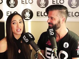 La hermosa modelo se comio toda la banana!????