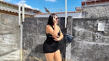 novinho passa na rua e a puta vê ele não resiste e chama ele pra uma casa abandonada e da seu cu no pelo pra ele
