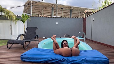 Fode a buceta da gostosa da mulher do corno e ele filmando e adorando