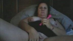 Lazy and fat white amatur lady masturbating in her bed