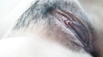 It turns me on, I masturbate listening to music / Look how I record my pussy so close when I squirt!