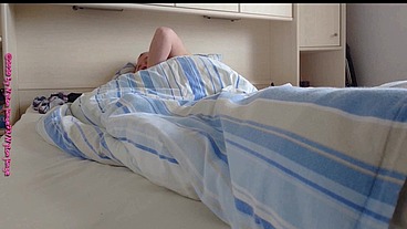 Notgeiles Arschloch im Bett 2
