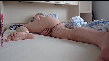 Notgeiles Arschloch im Bett 2
