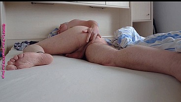 Notgeiles Arschloch im Bett 2