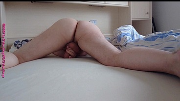 Notgeiles Arschloch im Bett 2