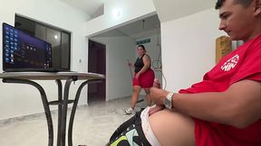 se hace la paja para su empleada y esto paso