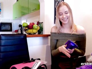 Ersties - Heiße Blondine Sirena reitet ihren neuen Sybian in den Orgasmushimmel