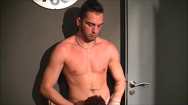 hetero veut essayer de baiser un mec effemine