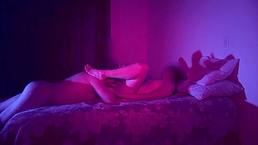 Esposa desnuda en la cama jugando con su amigo