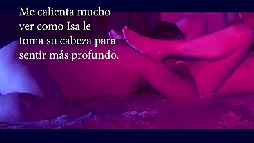 Esposa desnuda en la cama jugando con su amigo