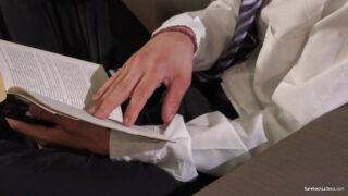 Hai diễn viên nghiệp dư Glenn Hut và Leonel Russell bị cưỡng hiếp qua đường hậu môn.