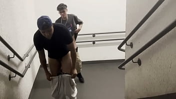 SEXO EM P&Uacute_BLICO. MACHOS FODEM ARDENTEMENTE NAS ESCADAS DE EMERG&Ecirc_NCIA (TEASER)