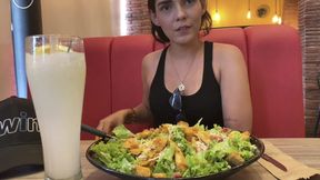 LA INVIT� A COMER ENSALADA PERO CON LA CONDICI�N DE QUE USARA MI SALSA ESPECIAL