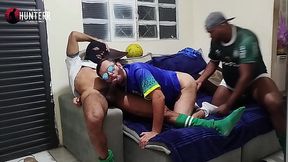 Meus amigos vieram assistir o jogo em casa e acabamos nos pegando