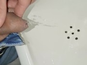 pissing desesperado en baño publico,masturbacion, casi me pillan primer plano