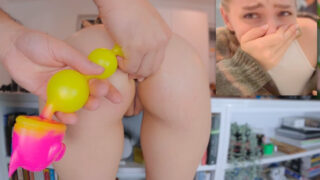 Unterwürfige, großärschige britische Teenager-Blondine wird hart anal gefickt