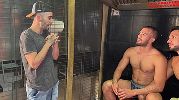 des beaux espagnols baisent bareback en tenue fetish en backroom à madrid