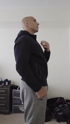 Curvy babe in grey sweats shows off her ass