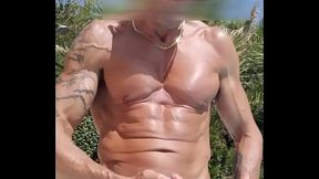 Branlette au bord de la piscine de francky exhibnaturiste.