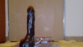 Jugando en a&ntilde_o nuevo con dildo eyaculador