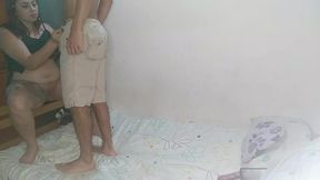 mi madrastra viene a mi casa a pagarme una deuda con sexo