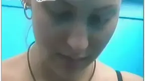 Teen 18+ inocente y caliente muestra sus pezones naturales en solitario