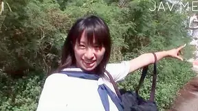 Chica en Traje de Baño Frotándose y Gimiendo Fuerte