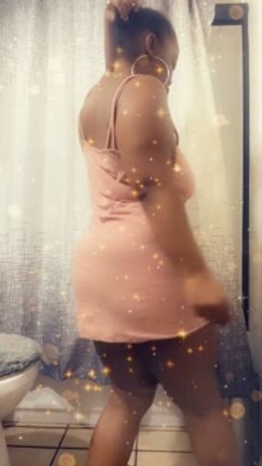 Bouncin That Ass. That Dress is Screaming  Show That Ass! DM for a Private Show