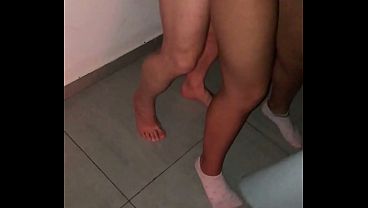 Paguei meu aluguel dando a buceta. Casada novinha, fode com o senhorio para pagar o aluguel e o marido corno manso nem imagina.