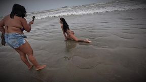 sonho de casado: marido leita trans safada e ela finaliza a esposa na areia