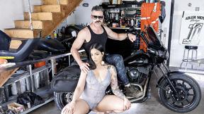 Bad Kittyyy - Am I Stunning?