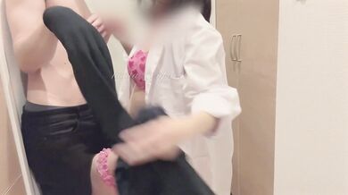 【玄関えっち】 えっちな下着を着た彼女に玄関で襲われてしまい、ドアを開けたままバックで生中出し