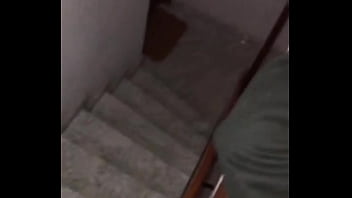 follando en la escalera del departamento mientras los vecinos duermen