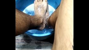 Disfrutando del placer que me produce lavarme los pies