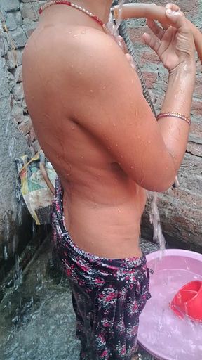 Indian desi housewife Rani bhabhi's nude video