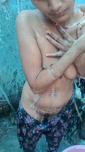 Indian desi housewife Rani bhabhi&#039;s nude video