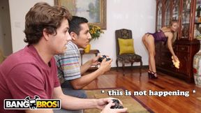 Hot - MILF Nicole Aniston bedient den kleinen Freund ihres Sohnes