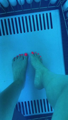 Amateur Latina teases her sexy feet on OnlyFans
