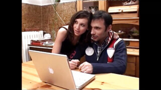 Blowjob, Sperma im Mund, Muschi essen – Mädchen mit kleinen Titten und großem Hintern in High Heels bekommt einen Schwanz vom Arschloch in den Mund