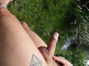Orinando en el bosque