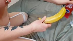 envie de me voir m amuser avec une grosse banane? c est par ici que ca se passe