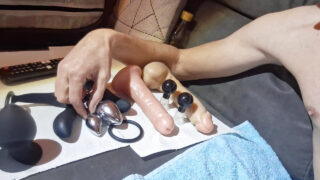 Amatorzy gejowscy przystojniacy z dużymi kutasami uprawiają seks oralny, ruchają tyłki dildosami i zatyczkami analnymi, a następnie eksplodują gorącymi wytryskami